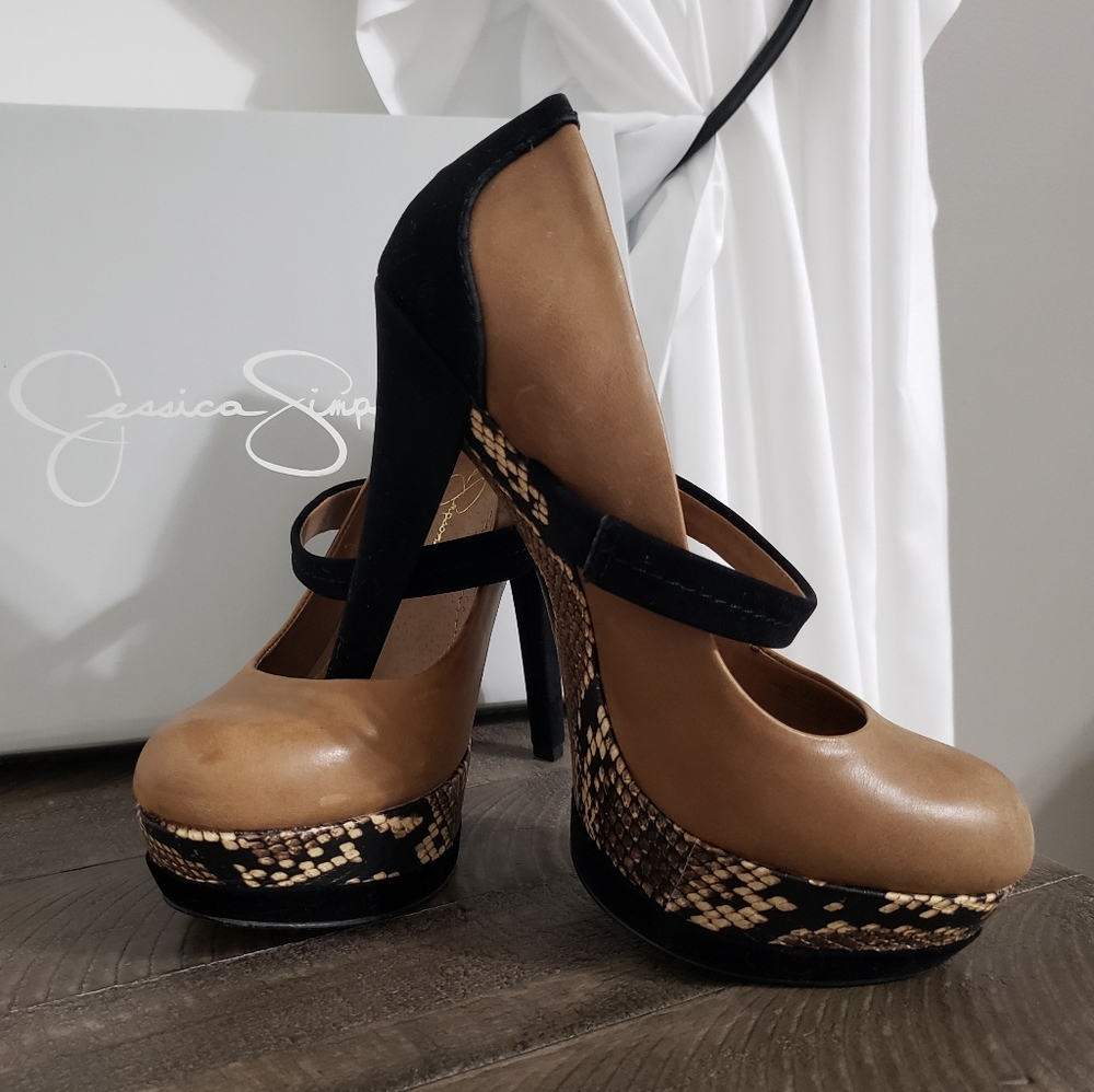 Jessica Simpson learher heels sz 6